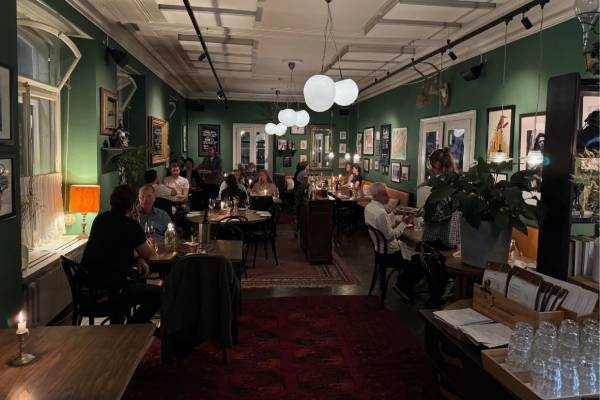 Après-ski lodge restaurant mountain cozy